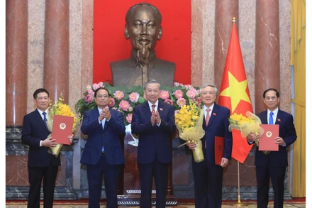 Tổng Bí thư, Chủ tịch nước Tô Lâm trao Quyết định bổ nhiệm, Thủ tướng Phạm Minh Chính tặng hoa chúc mừng các Phó Thủ tướng Nguyễn Hòa Bình, Bùi Thanh Sơn và Hồ Đức Phớc. (Ảnh: Lâm Khánh/TTXVN)