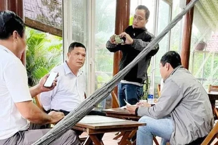 Bắt quả tang đối tượng Đặng Ngọc Bảo (ngồi giữa) nhận tiền từ doanh nghiệp 