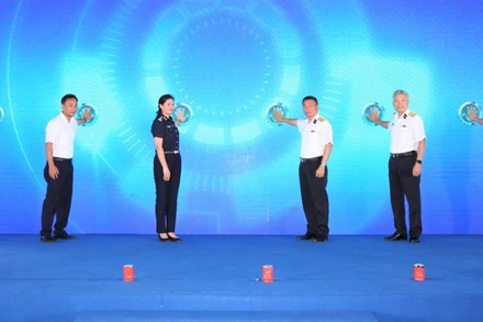 Các đại biểu nhấn nút phát lệnh làm hàng.