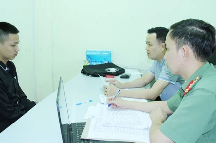 Đối tượng Trần Anh Tuấn tại Cơ quan điều tra Công an tỉnh Lào Cai. (Ảnh: QUỲNH TRANG)