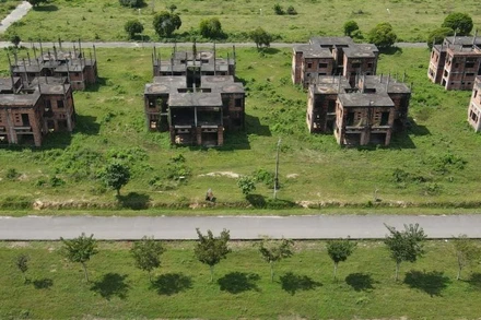 Những ngôi nhà tại một dự án khu dân cư ở huyện Nhơn Trạch bị bỏ hoang nhiều năm.