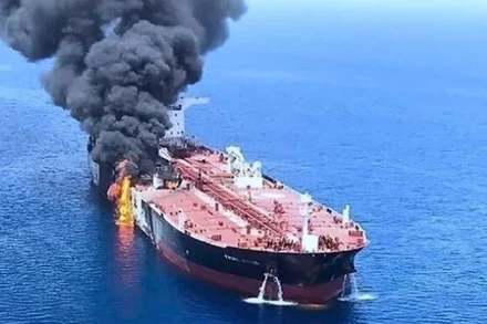 Con tàu bị lực lượng Houthi tấn công trên Biển Đỏ. (Ảnh: IRNA/TTXVN)