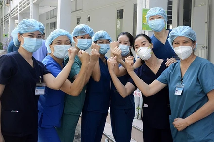 Ðoàn y, bác sĩ Bệnh viện C Ðà Nẵng lên đường chi viện tỉnh Bình Dương. (Ảnh: VĂN DŨNG)