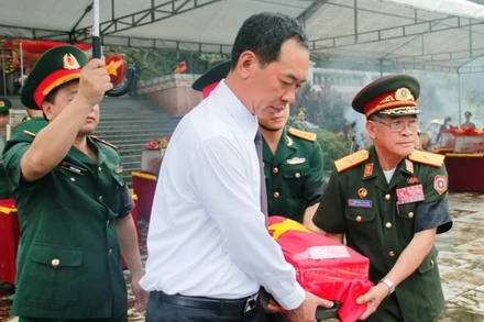 Lãnh đạo tỉnh Thanh Hóa tiếp nhận, tham gia an táng liệt sĩ.
