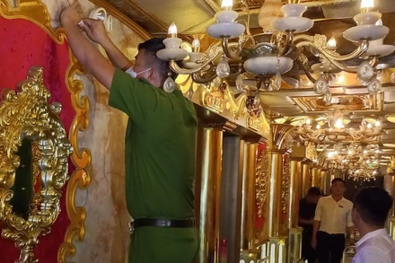 Công an thành phố Biên Hòa kiểm tra phòng cháy, chữa cháy tại một quán karaoke tại phường Thống Nhất.