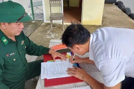 Bộ đội Biên phòng Nghệ An tổ chức cho ngư dân ký cam kết không vi phạm các quy định IUU.