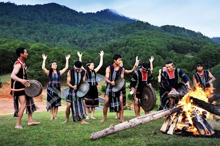 Biểu diễn cồng chiêng Tây Nguyên. (Ảnh: LÝ HOÀNG LONG)