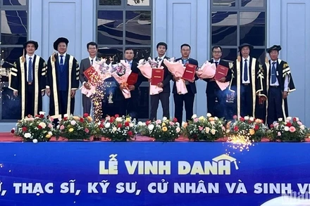 Trao quyết định bổ nhiệm và vinh danh 5 tân Phó Giáo sư năm 2023. 
