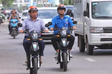 Người dân sử dụng xe đạp điện để di chuyển đến tuyến buýt nhanh BRT.