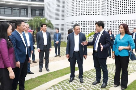 Lãnh đạo thành phố Hà Nội đi thăm, động viên sản xuất kinh doanh tại doanh nghiệp trong những ngày đầu năm mới.