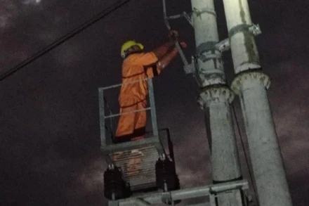 Công nhân Công ty Điện lực Điện Biên dò tìm khắc phục sự cố trên tuyến đường dây 110kV Tuần Giáo.