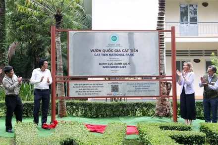 Các đại biểu tại lễ gắn biển Danh lục Xanh cho Vườn Quốc gia Cát Tiên.