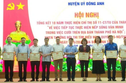 Huyện Đông Anh tuyên dương những tập thể, cá nhân gương mẫu trong thực hiện cưới văn minh.