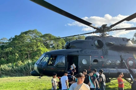 Chiếc trực thăng bị rơi khi chở hàng cứu trợ cho người dân vùng chịu ảnh hưởng của lũ lụt. (Nguồn: Pledge Times)