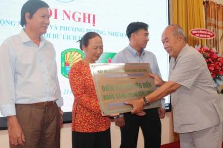 Lãnh đạo Hiệp hội Du lịch đồng bằng sông Cửu Long trao quyết định công nhận điểm du lịch tiêu biểu của vùng.