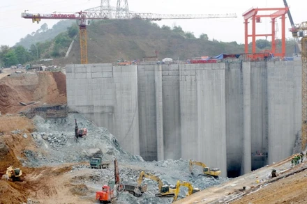 Khu vực tháo dỡ đê quây và đào hố móng giai đoạn 3 cửa lấy nước của Dự án Nhà máy Thủy điện Hòa Bình mở rộng.