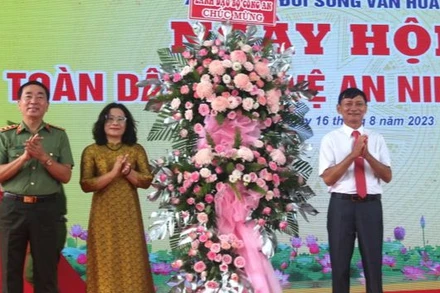 Thứ trưởng Công an Trần Quốc Tỏ tặng lẵng hoa chúc mừng Ngày hội toàn dân bảo vệ an ninh Tổ quốc xã Quang Trung, huyện Thống Nhất.