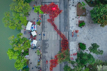 Hơn 1.000 phụ nữ mặc áo dài xếp hình bản đồ Việt Nam.