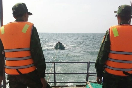 Cán bộ, chiến sĩ Biên phòng Hải đội 2, Bộ đội Biên phòng tỉnh Kiên Giang lai dắt tàu bị nạn về xã Tiên Hải. (Ảnh: Biên phòng cung cấp)