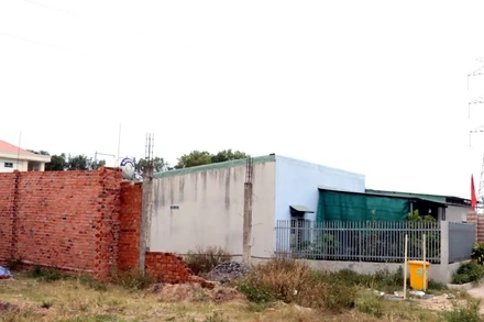 Công trình xây dựng trái phép dưới đường dây điện ở thị trấn Hiệp Phước, huyện Nhơn Trạch.