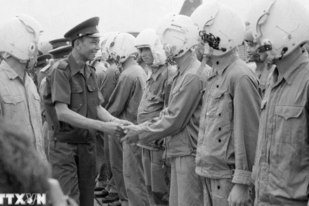 Phó Thủ tướng, Bộ trưởng Quốc phòng Lào Khamtay Siphandone thăm Bộ tư lệnh Quân khu 7 và thăm Sân bay Biên Hòa (1977). (Ảnh: Hứa Kiểm/TTXVN)