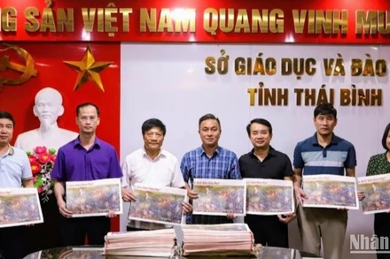 Sở Giáo dục và Đào tạo tỉnh Thái Bình tiếp nhận 300 ấn phẩm tranh panorama Chiến dịch Điện Biên Phủ do Văn phòng đại diện Báo Nhân Dân tại tỉnh Thái Bình trao tặng.