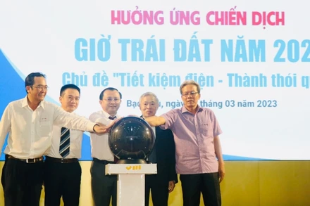 Lãnh đạo Tập đoàn Điện lực Việt Nam và tỉnh Bạc Liêu tại buổi lễ.