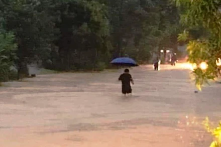 Mưa lớn, gây ngập úng, làm ách tắc giao thông trên quốc lộ 70, ở huyện Bảo Thắng, tỉnh Lào Cai. (Ảnh: TL)