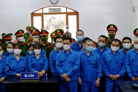 Bị cáo Vàng Seo Trắng và các đồng phạm tại phiên tòa.