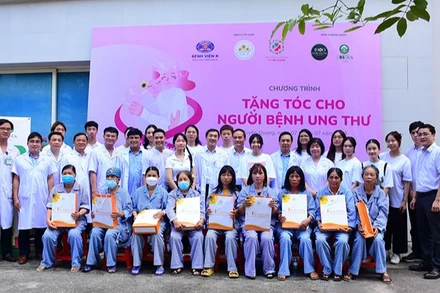 Đoàn công tác của Bộ Y tế thăm và tặng quà các bệnh nhân ung thư đang điều trị tại Bệnh viện đa khoa tỉnh Tuyên Quang.