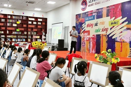 Họa sĩ Hải Kiên phổ biến nội dung chủ đề và quy định cho các thí sinh.