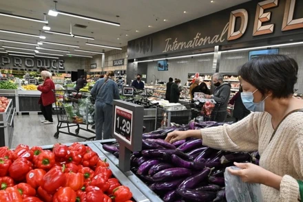 Người dân mua sắm tại siêu thị ở Glendale, California, Mỹ. (Ảnh: AFP/TTXVN)