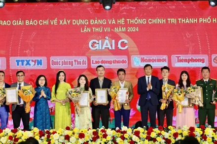 Hà Nội trao giải báo chí về xây dựng Đảng và hệ thống chính trị của thành phố lần thứ VII năm 2024. 
