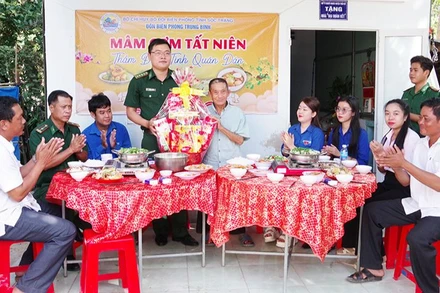 Cán bộ Đồn Biên phòng Trung Bình tặng quà Tết cho cụ Hứa Đức.