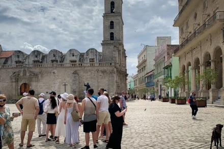 Khách du lịch Nga tham quan thủ đô La Habana, Cuba. (Ảnh: AFP/TTXVN)