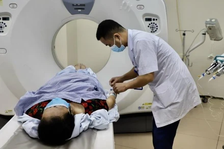 Các bác sĩ Bệnh viện đa khoa tỉnh Bắc Ninh thăm khám cho bệnh nhân.