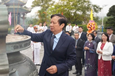 Bí thư Thành ủy Lê Trường Lưu dâng hương đến các anh hùng, liệt sĩ.