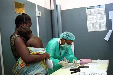 Điều trị cho bệnh nhân nhiễm virus Marburg. (Ảnh: AFP/TTXVN)