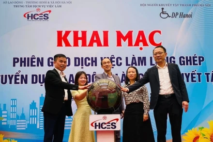 Nhấn nút khai mạc phiên giao dịch việc làm lồng ghép tuyển dụng lao động là người khuyết tật.