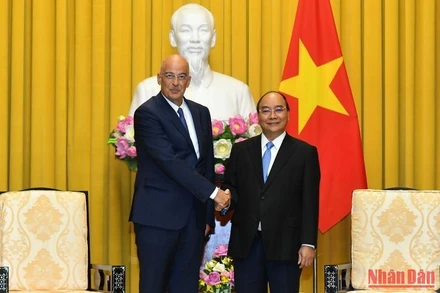 Chủ tịch nước Nguyễn Xuân Phúc tiếp Bộ trưởng Ngoại giao Cộng hòa Hy Lạp Nikolaos Dendias. (Ảnh: ĐĂNG KHOA)