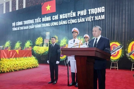 Đồng chí Tô Lâm, Ủy viên Bộ Chính trị, Chủ tịch nước, Trưởng Ban Lễ tang đọc Lời điếu. (Ảnh: TTXVN)