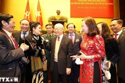 Tổng Bí thư Nguyễn Phú Trọng với đại biểu dự Hội nghị Văn hóa toàn quốc triển khai thực hiện Nghị quyết Đại hội Đại biểu toàn quốc lần thứ XIII của Đảng (Hà Nội, 24/11/2021). (Ảnh: Trí Dũng/TTXVN)