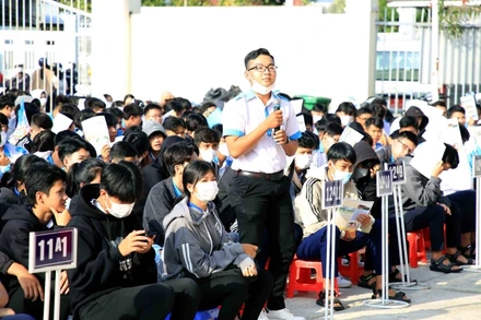Các học sinh trung học phổ thông ở Sóc Trăng đặt câu hỏi với Ban tuyển sinh quân sự.
