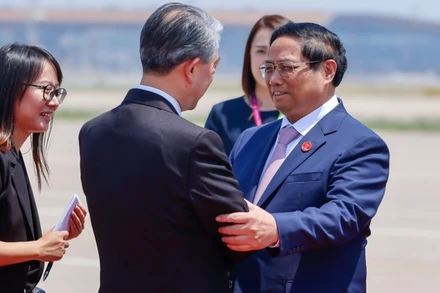 Đại sứ Trung Quốc tại Việt Nam Hùng Ba đón Thủ tướng Phạm Minh Chính tại sân bay quốc tế Thủ đô Bắc Kinh. (Ảnh: Nhật Bắc)