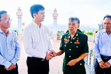 Bí thư Tỉnh ủy Quảng Trị Lê Quang Tùng trò chuyện với cựu chiến binh Nguyễn Văn Hợi, 76 tuổi, thuộc Tiểu đoàn K3-Tam Đảo khi ông Hợi trở lại thăm chiến trường xưa Quảng Trị. 
