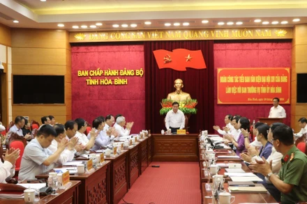 Đồng chí Nguyễn Trọng Nghĩa chủ trì buổi làm việc.