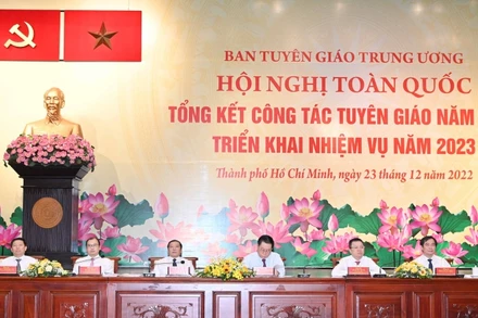 Các đại biểu chủ trì Hội nghị.