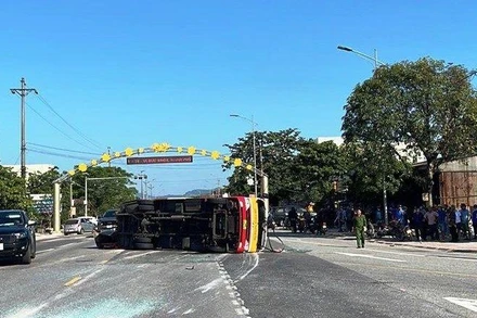 12 hành khách bị thương sau khi xe buýt lật ngang đường.