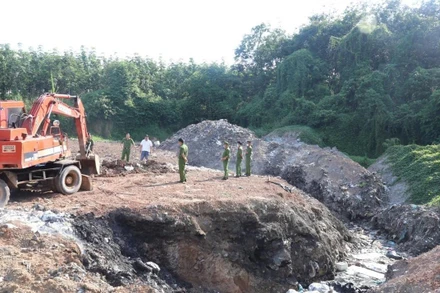 Lực lượng chức năng bắt quả tang cơ sở sản xuất muối có hành vi chôn lấp, đổ chất thải chưa qua xử lý ra môi trường.