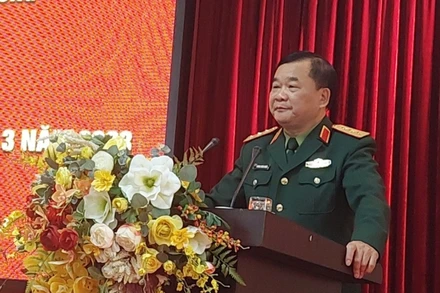 Thượng tướng Hoàng Xuân Chiến, Ủy viên Trung ương Đảng, Thứ trưởng Quốc phòng trình bày chuyên đề tại Hội nghị.